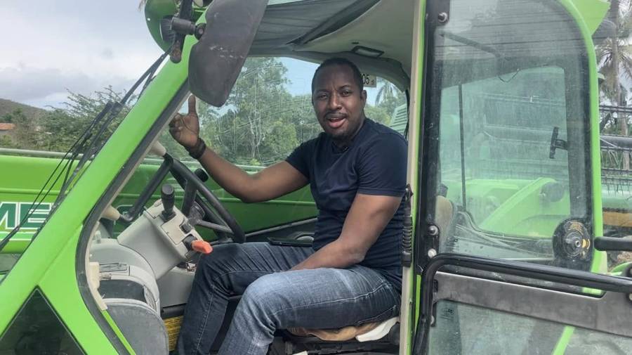 Etzer Emile nan yon traktè agrikòl